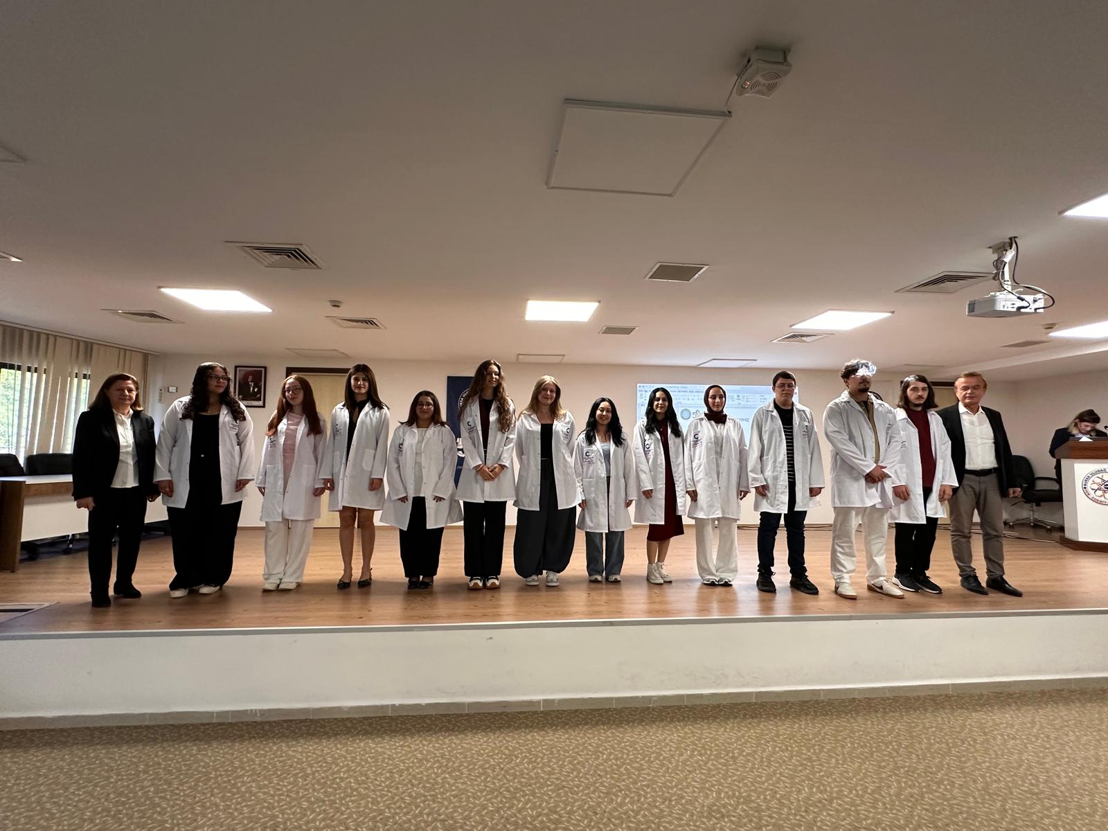 Bölümümüz 1. Sınıf Öğrencilerine Önlük Giyme Töreni Düzenlendi